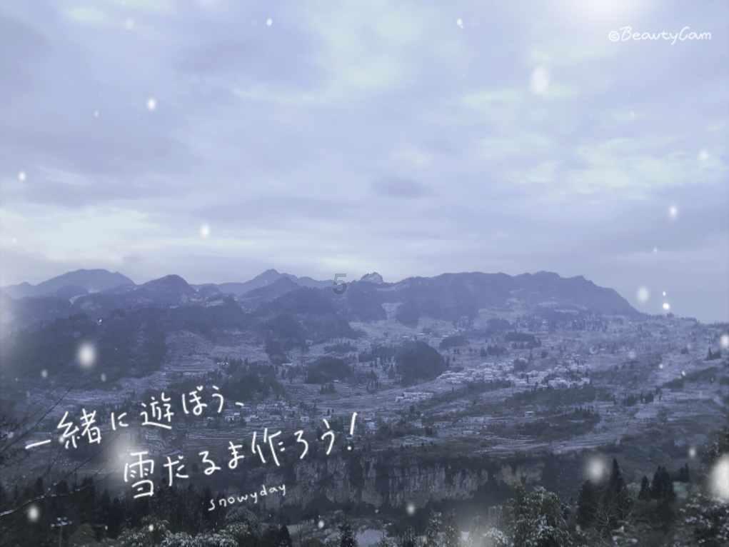 沙滩游玩的女孩们