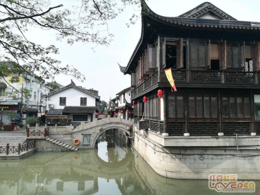 请问这种砖墙用的是什么砖 可以在墙上挂多重的东西啊？游戏画面